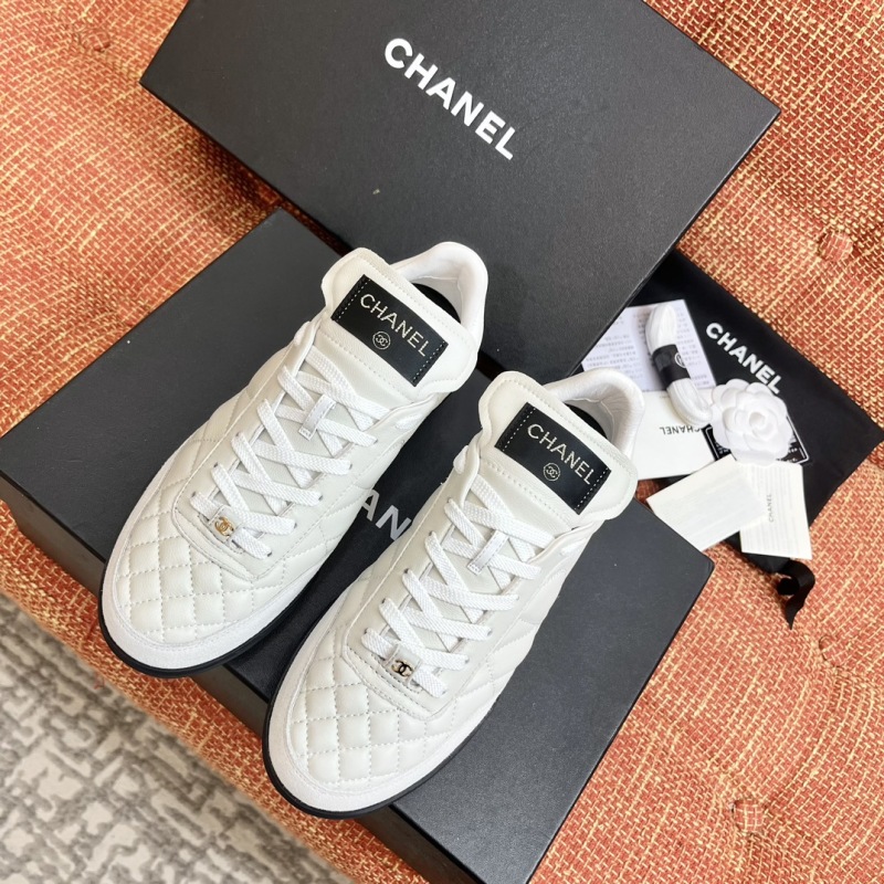 Женские белые кроссовки с ромбовидным узором Chanel