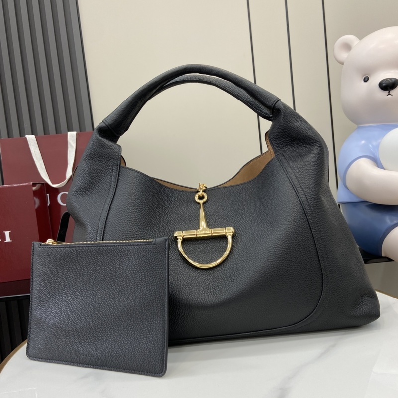 Черная кожаная сумка Gucci с золотой фурнитурой