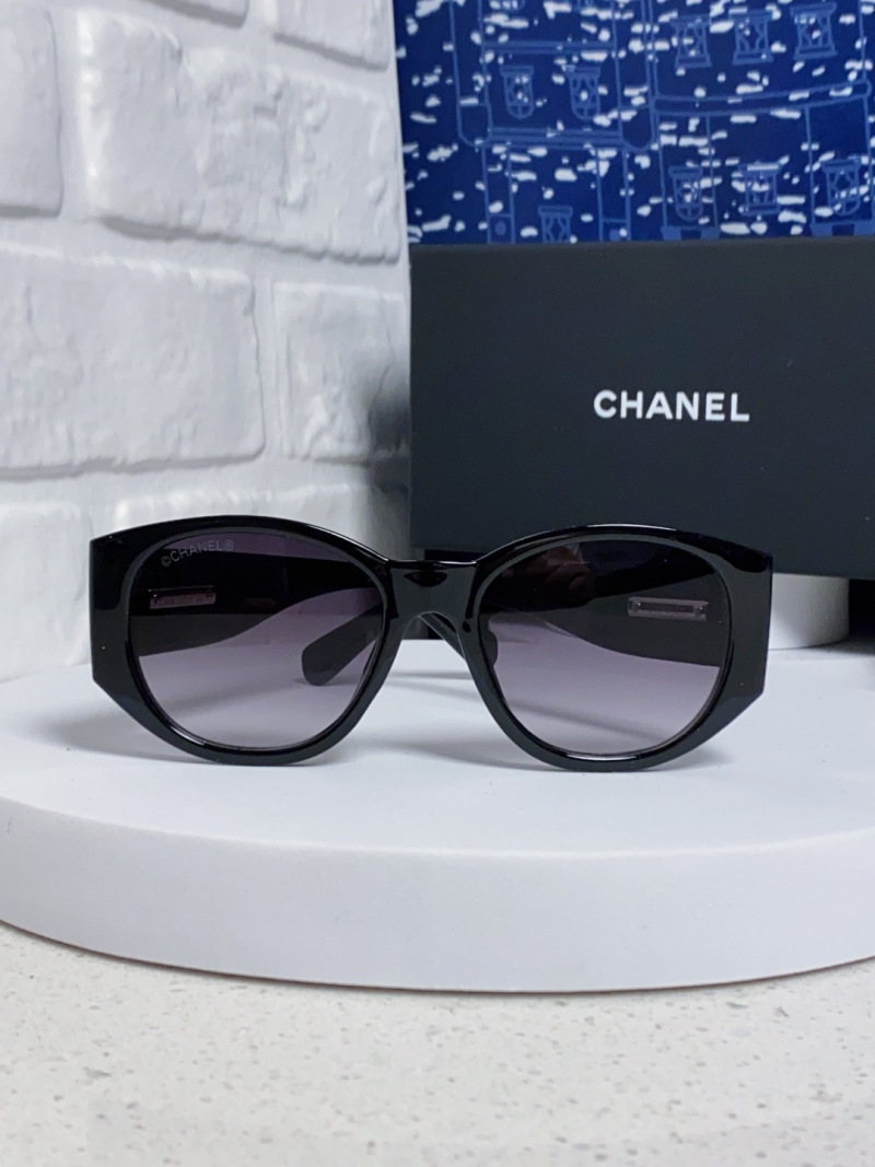 Черные солнцезащитные очки Chanel в массивной оправе