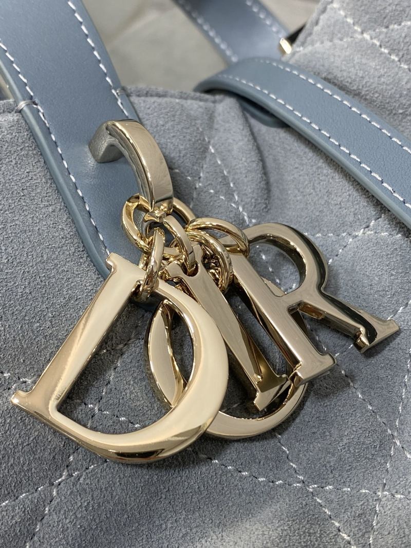 Сумка Dior с кисточкой и логотипом