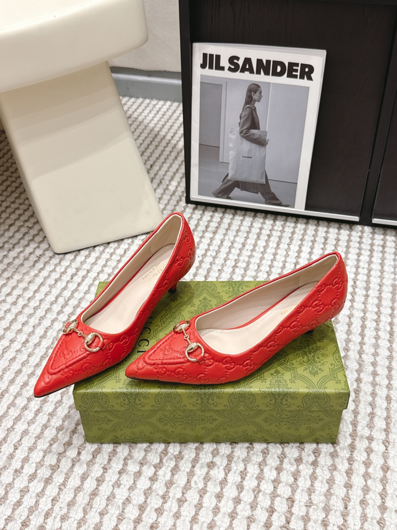 Женские красные туфли Gucci с пряжкой и тиснением