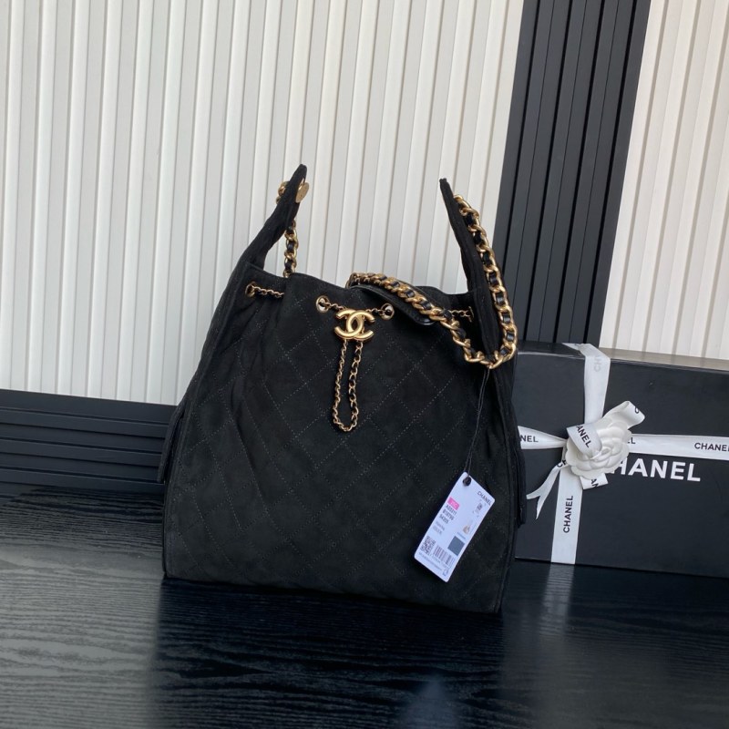 Черная сумка Chanel в стиле хобо