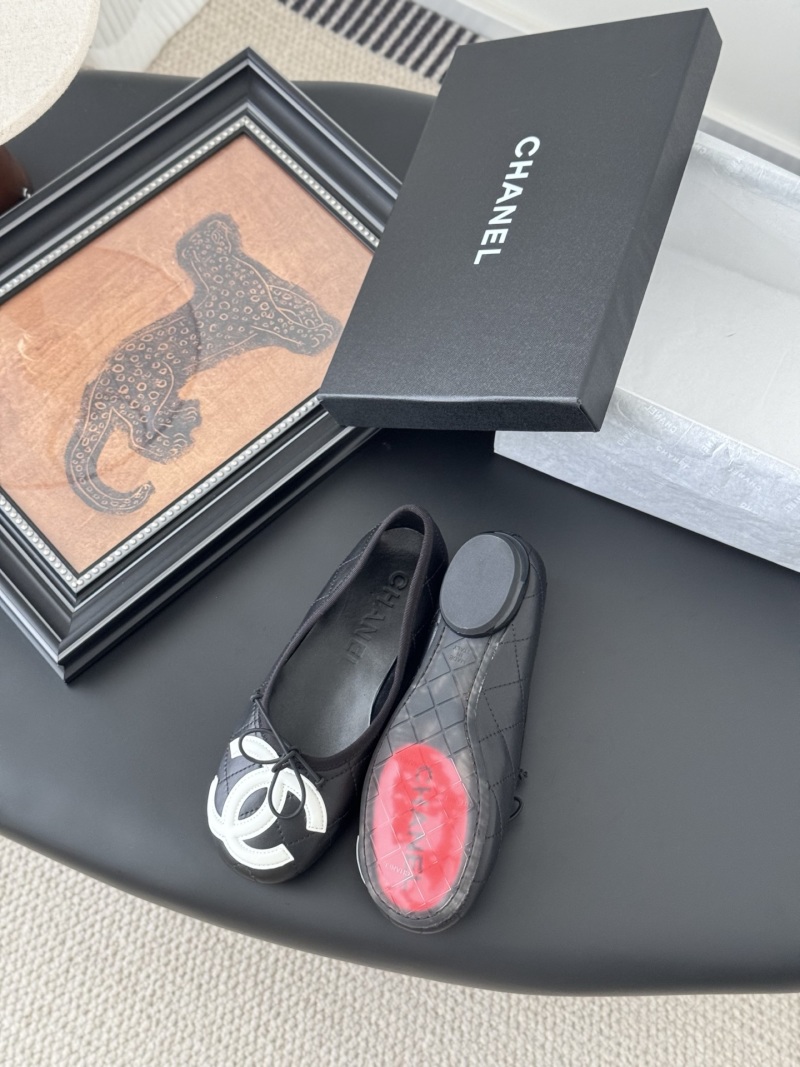 Черные балетки Chanel с логотипом