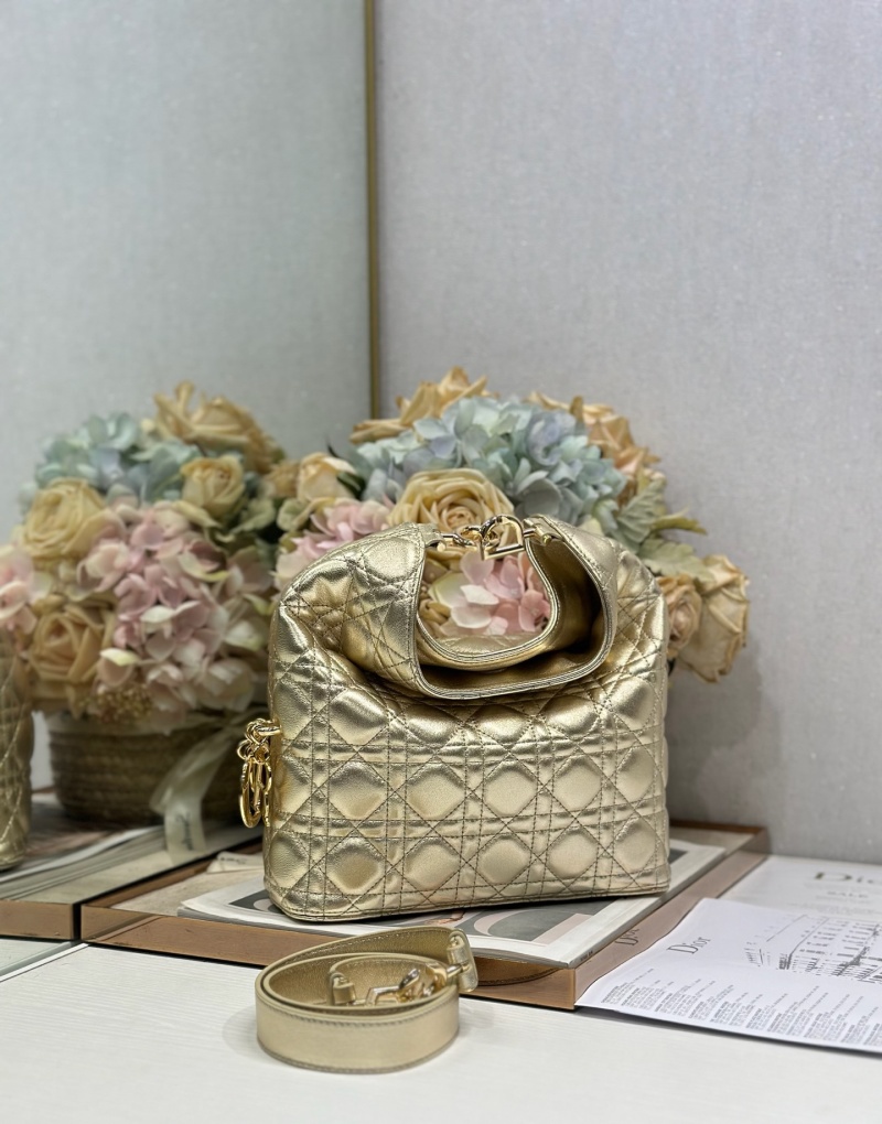 Сумка Dior с килтовым тиснением