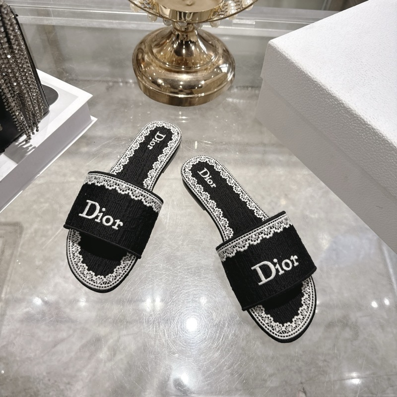 Женские черные шлёпанцы Dior с белой вышивкой и кружевом