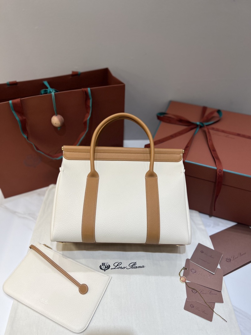 Сумка Loro Piana с белым и тёплым оттенком