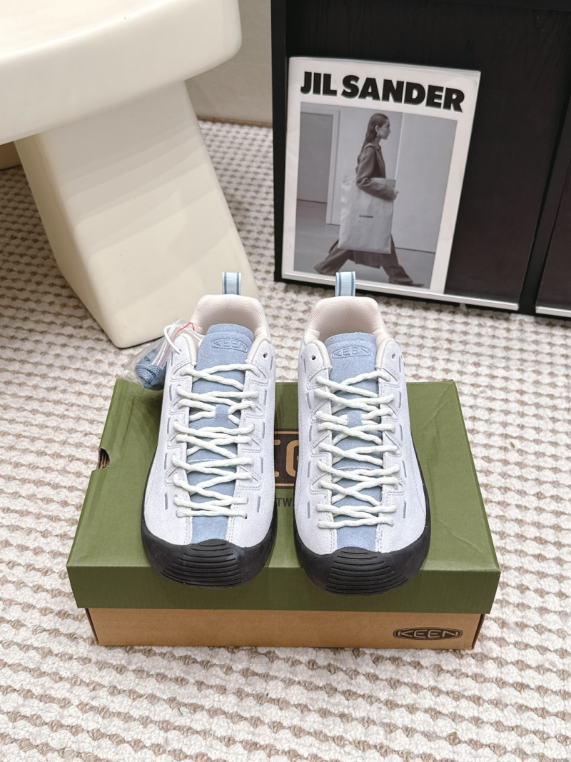 Стильные кроссовки в спортивном стиле Keen