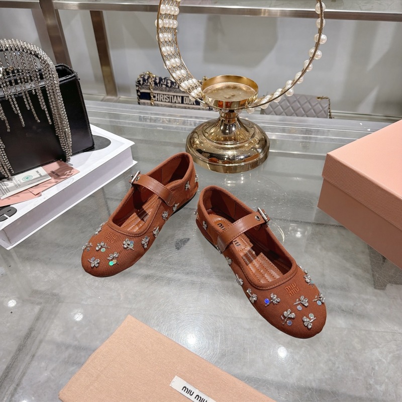 Женские туфли с декором и ремешком, коричневые Miu Miu