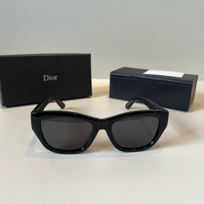 Солнцезащитные очки Dior черные