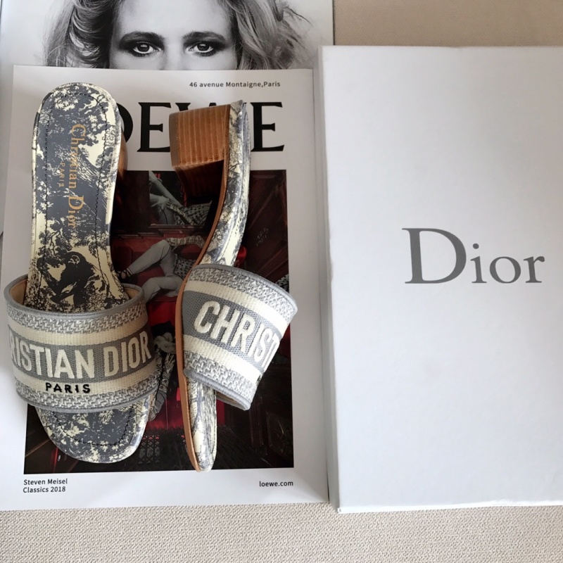 Женские сандалии-шлепанцы Christian Dior с вышивкой