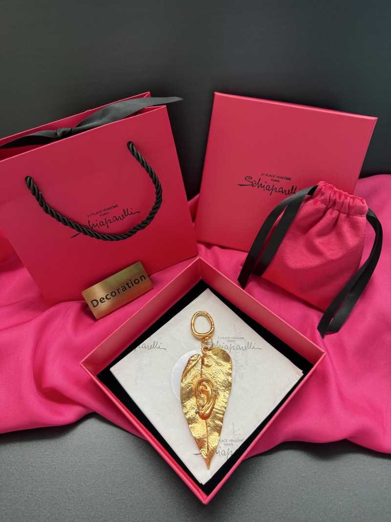 Подвеска в форме уха от Schiaparelli