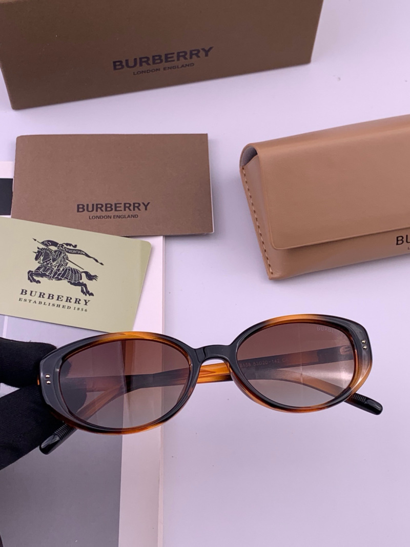 Солнечные очки женские в трендовой оправе Burberry
