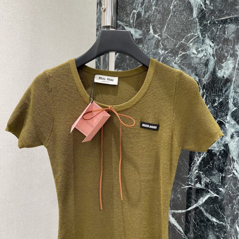 Оливковое вязаное платье Miu Miu с коротким рукавом