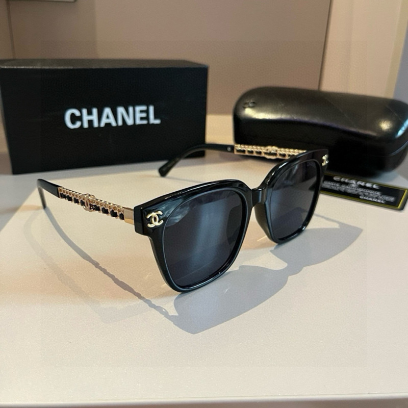 Черные солнцезащитные очки в квадратной оправе Chanel
