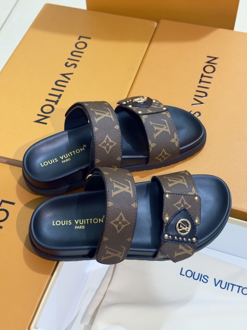 Женские шлёпанцы с принтом и заклепками Louis Vuitton