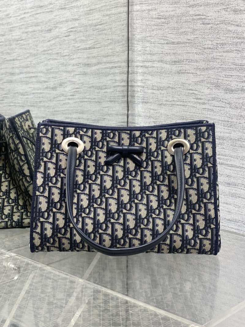 Сумка Dior с монограммой и бантом