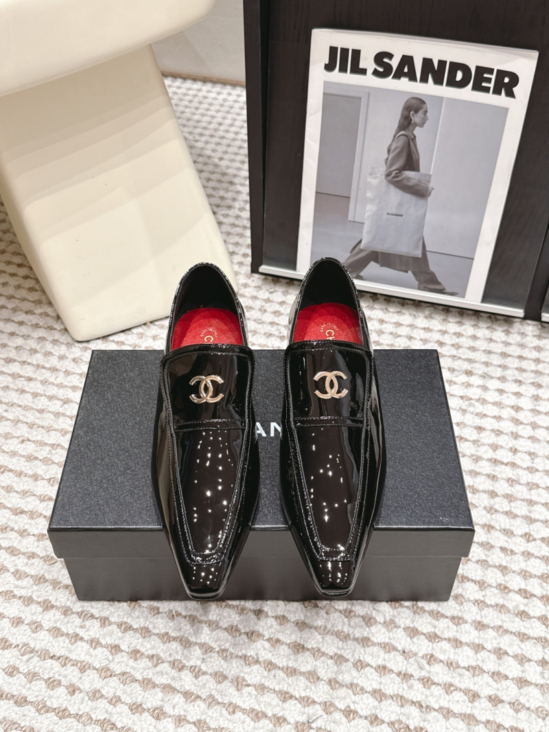 Женские лоферы из лаковой кожи с декоративным элементом Chanel