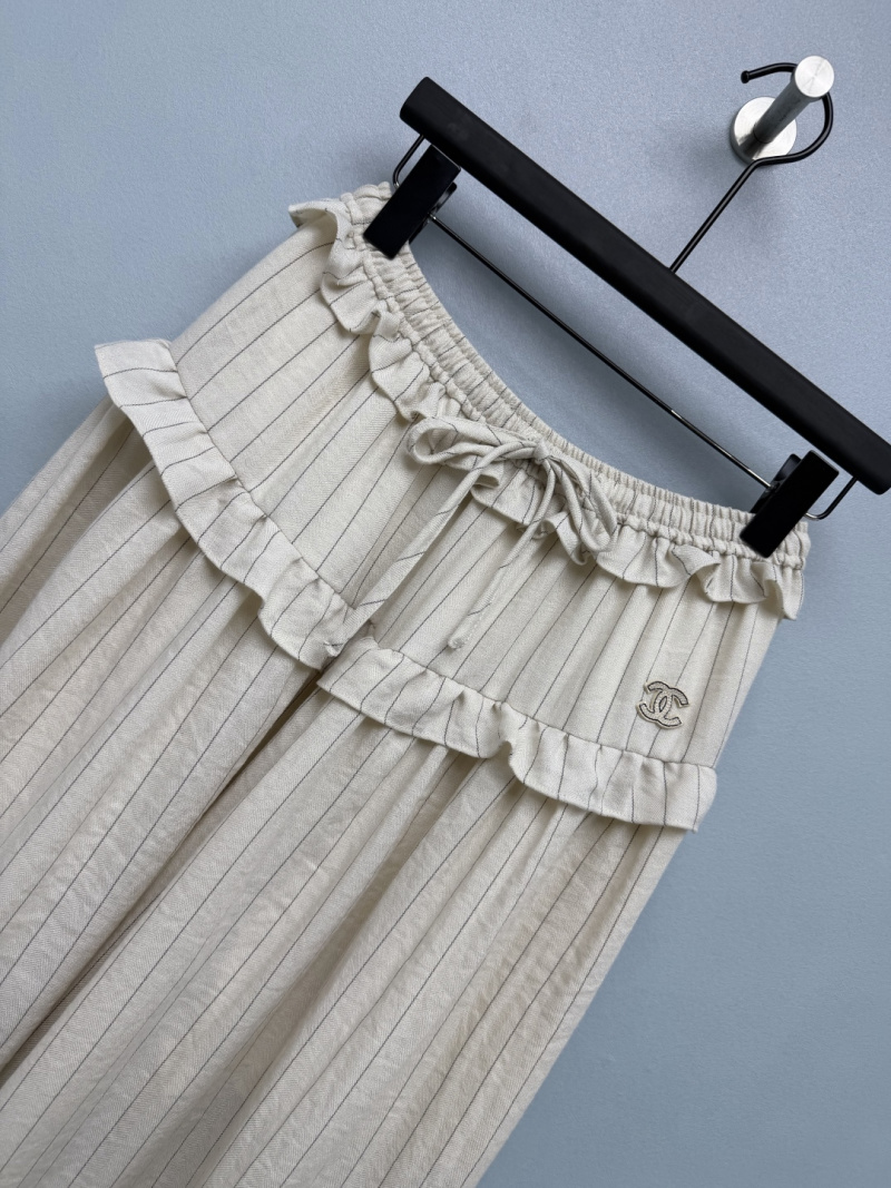 Брюки с вертикальной полоской и деревянными оборками Chanel
