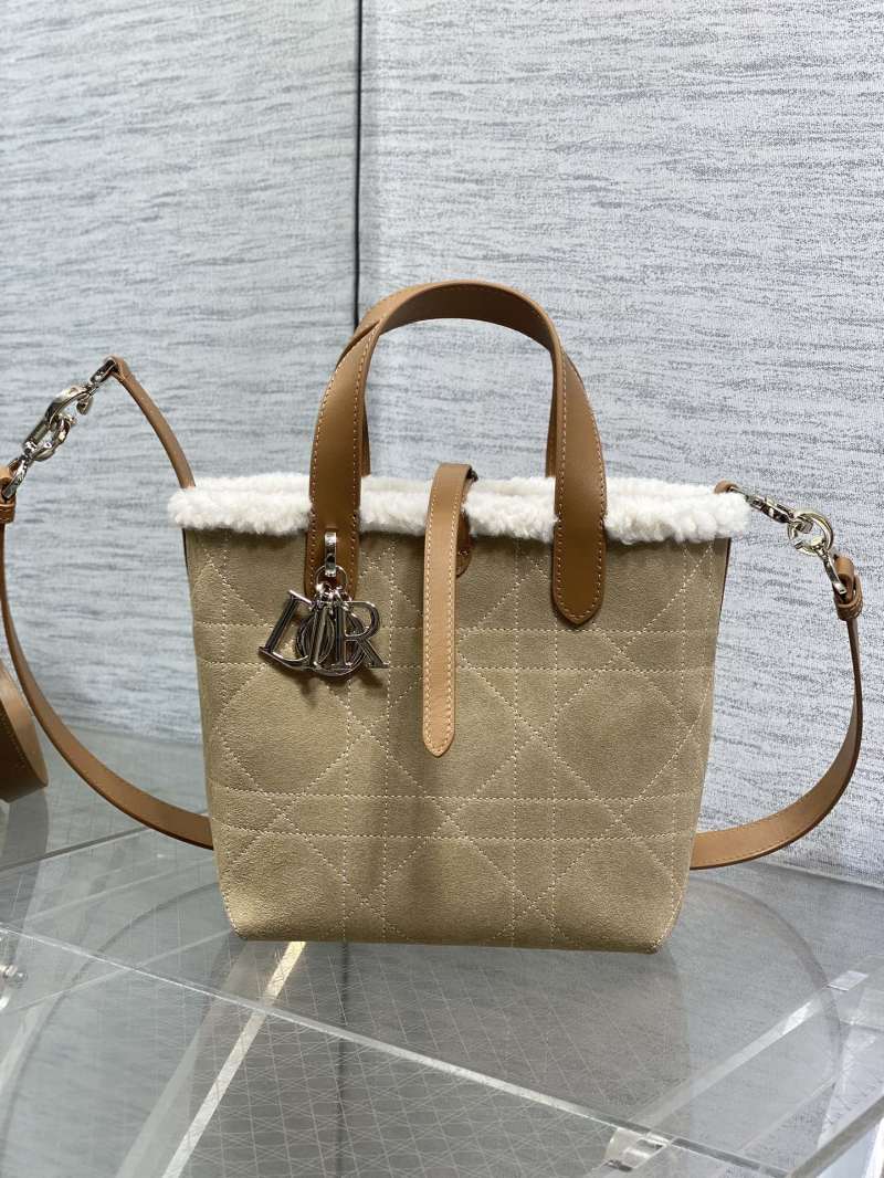 Сумка Dior с меховой отделкой и логотипом