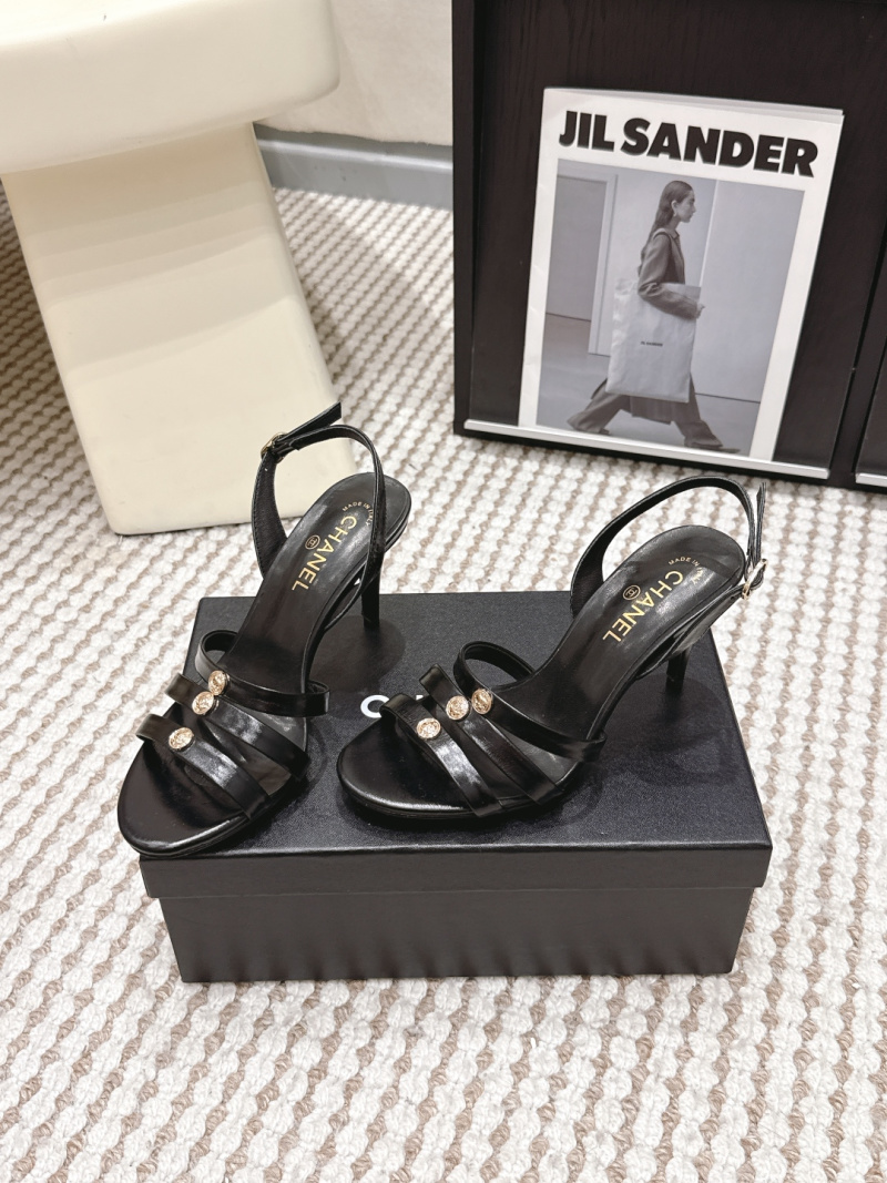 Женские черные босоножки на каблуке с декоративной фурнитурой Chanel