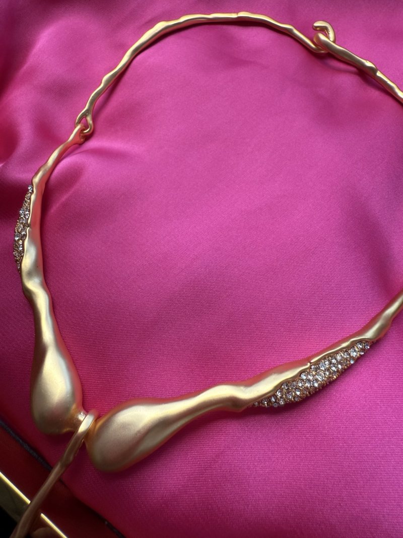 Золотистое колье с подвеской Schiaparelli