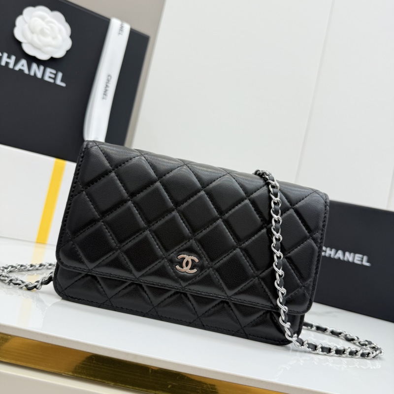 Черная стеганая сумка с цепочкой и магнитной застежкой Chanel