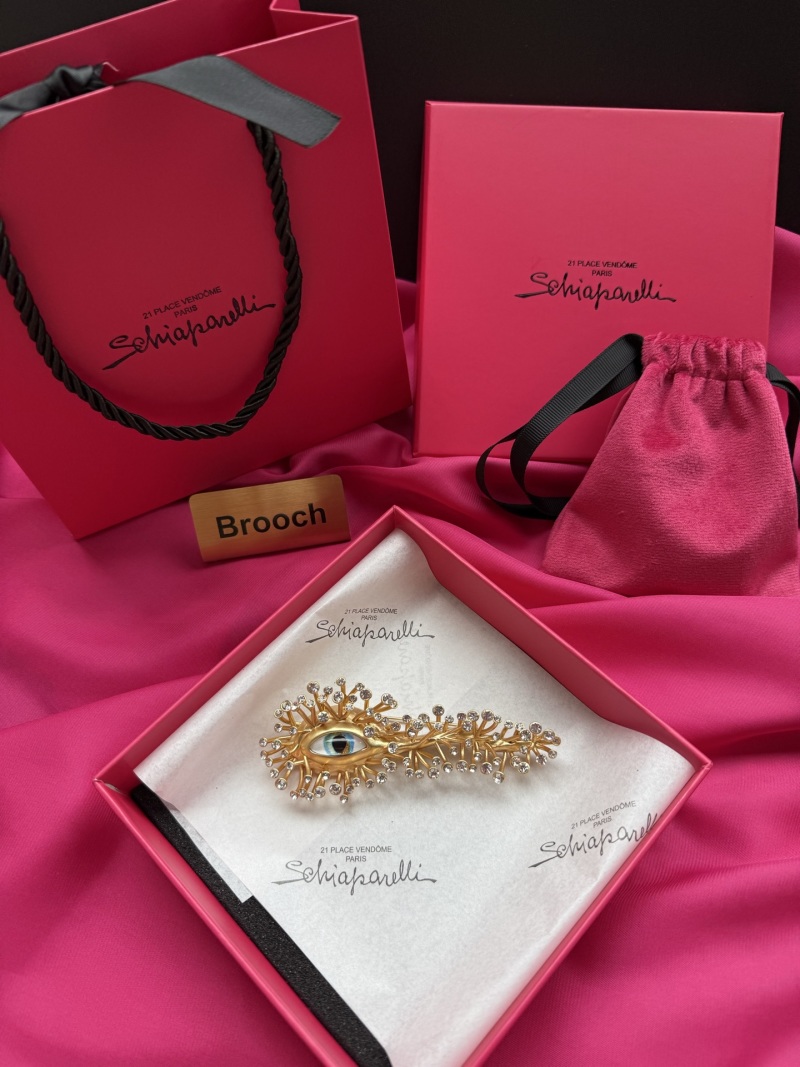 Брошь Schiaparelli в виде глаза