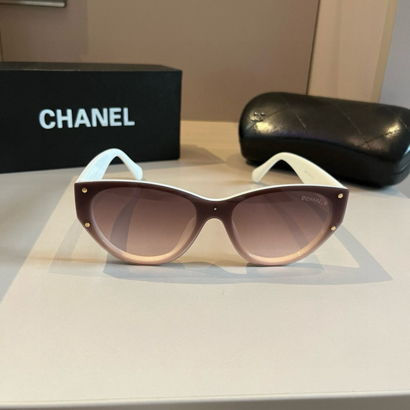 Солнцезащитные очки Chanel с эффектом «кошачий глаз»