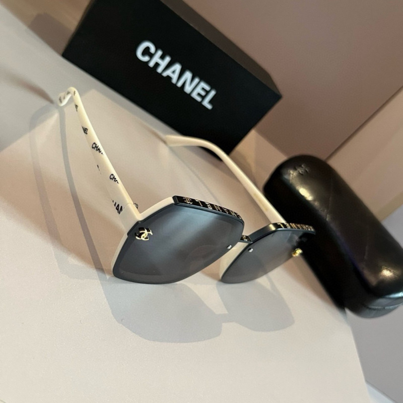 Солнечные очки Chanel белый корпус