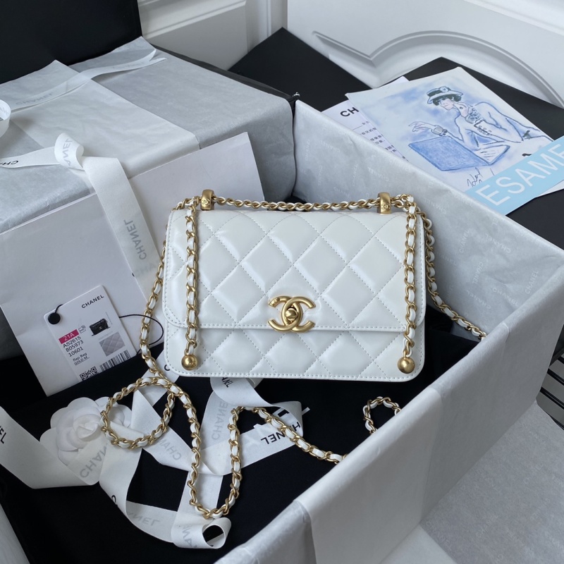 Сумка Chanel с цепочкой и золотой фурнитурой