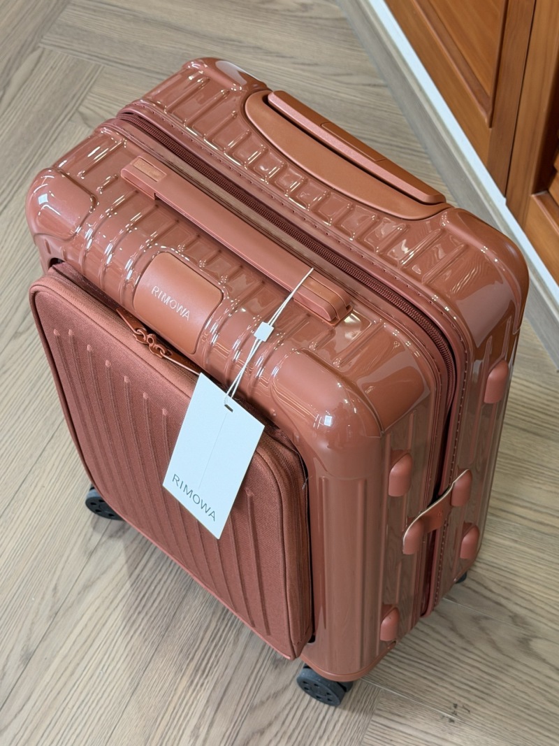 Дорожный чемодан с внешним карманом Rimowa