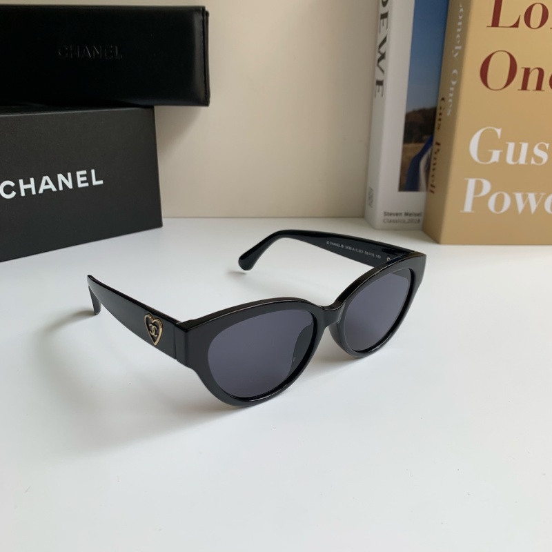 Солнцезащитные очки Chanel черного цвета