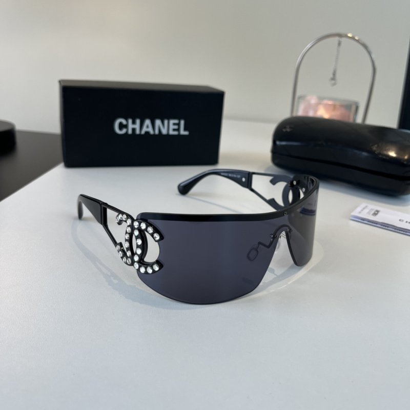 Солнцезащитные очки Chanel винтаж со стразами на дужках