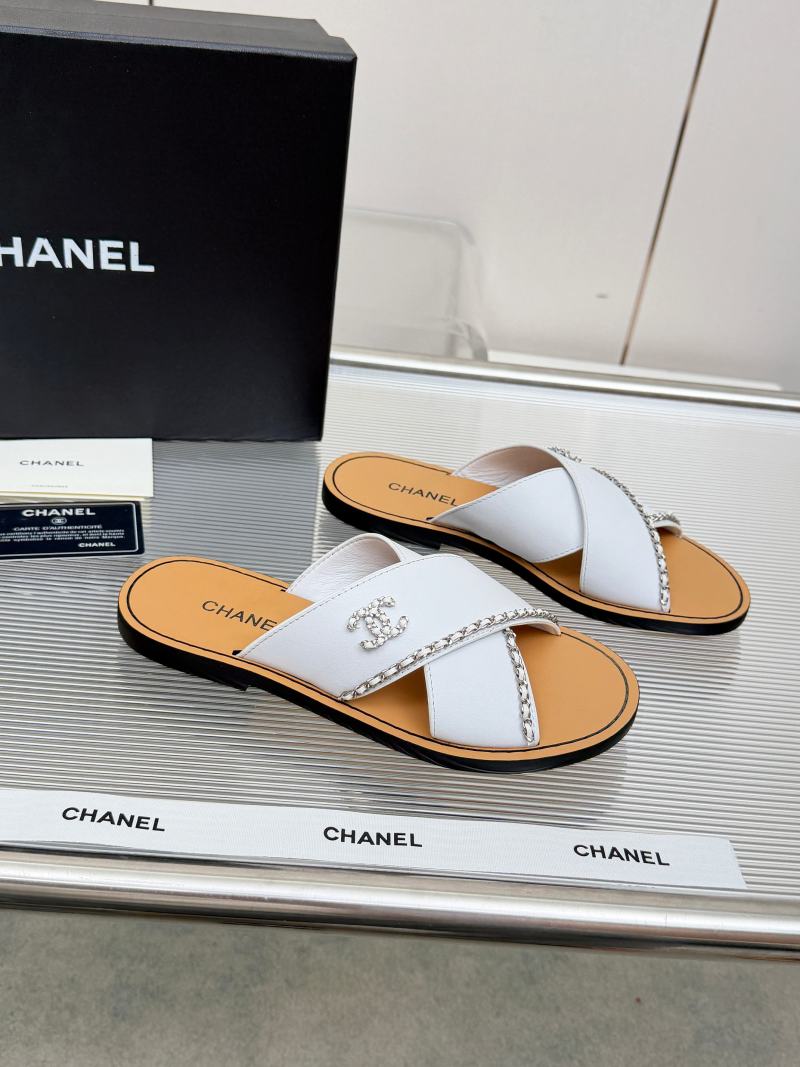 Сандалии Chanel с цепочкой и эмблемой