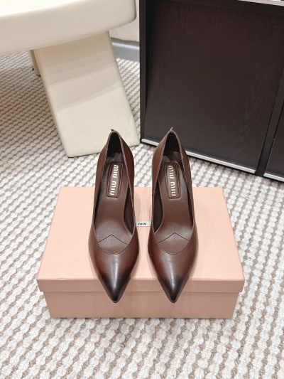 Женские туфли Miu Miu на каблуке с острым носом