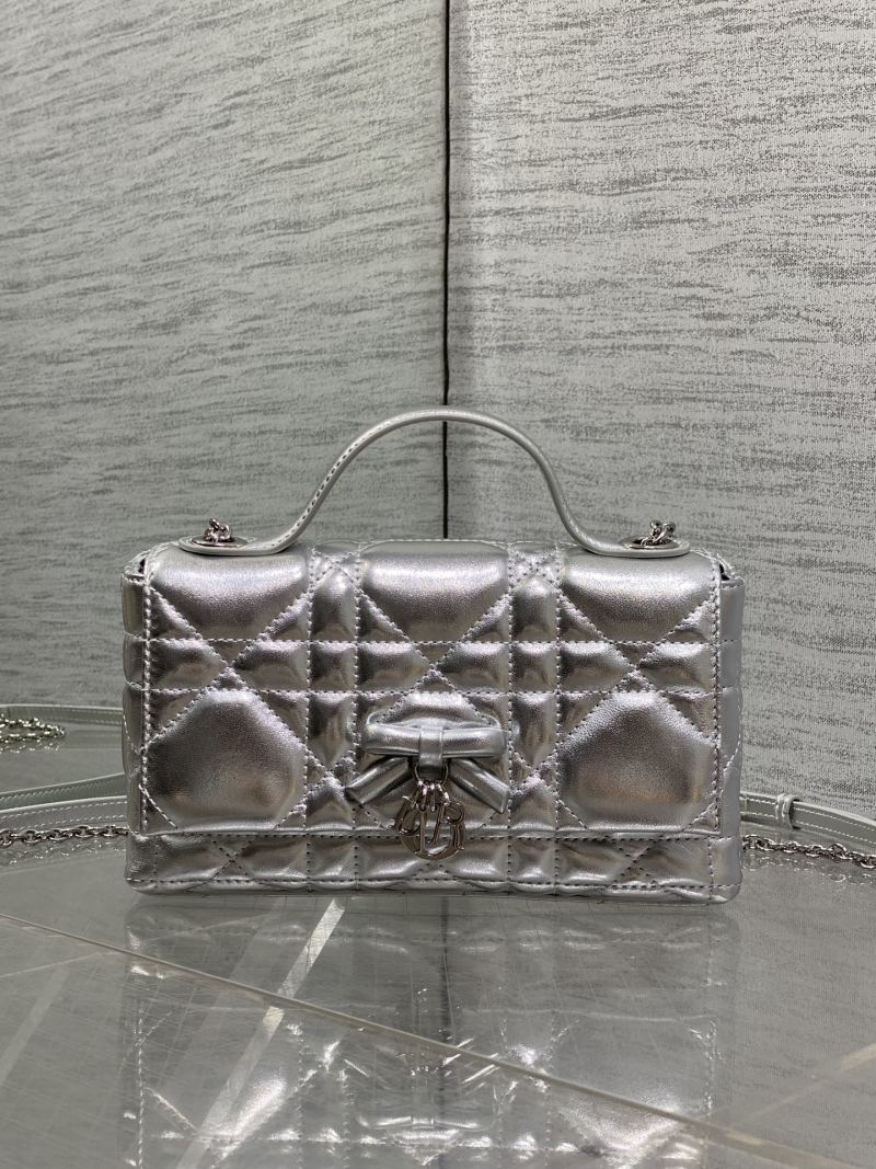 Серебряная сумка Dior с ручкой и цепью