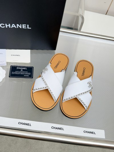 Сандалии Chanel с цепочкой и эмблемой