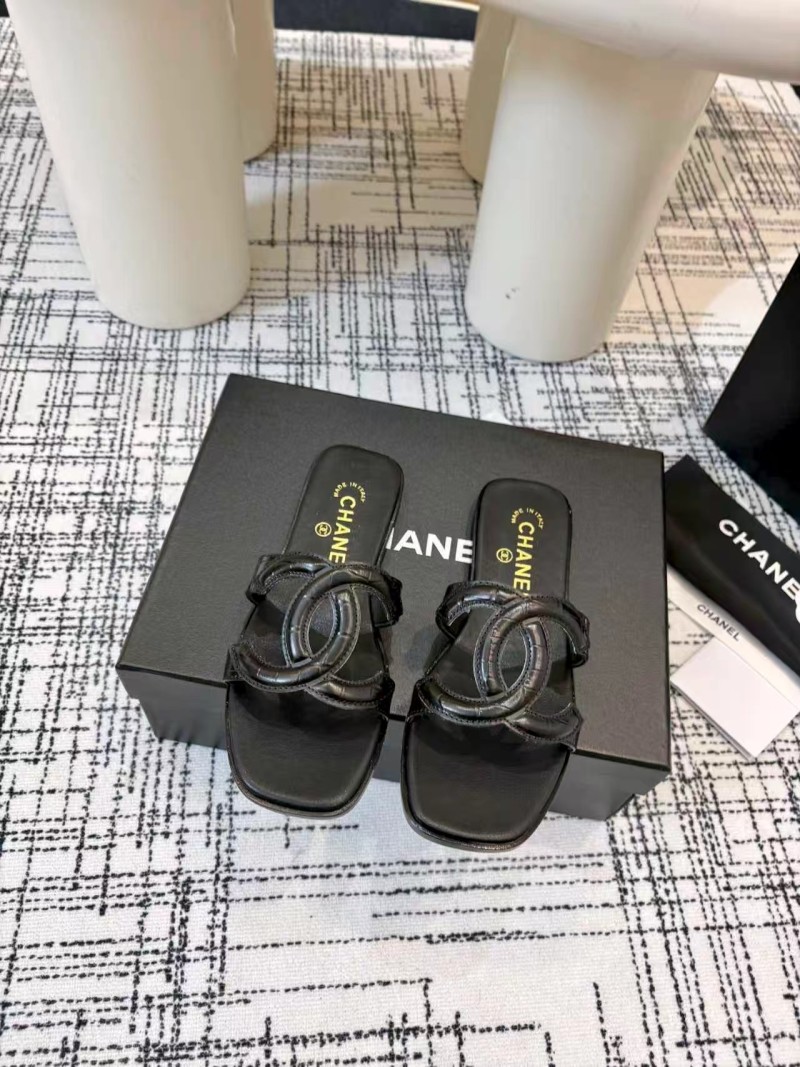 Женские черные сланцы на плоской подошве с кожаным ремешком Chanel