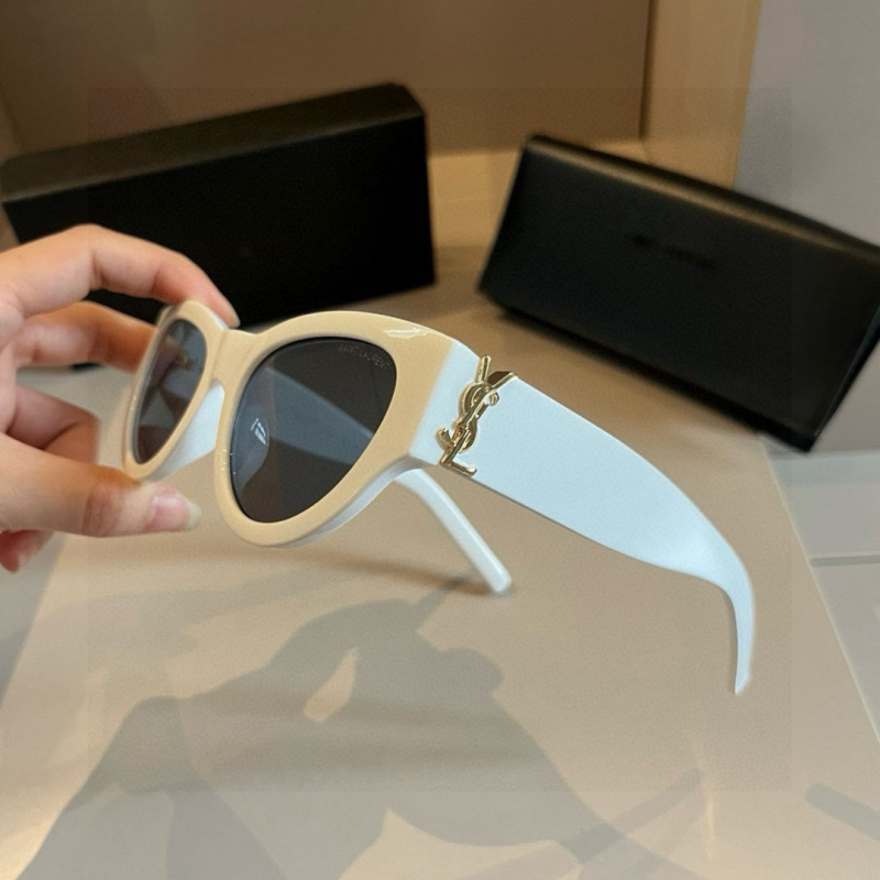 Солнцезащитные очки Saint Laurent белые SL M94