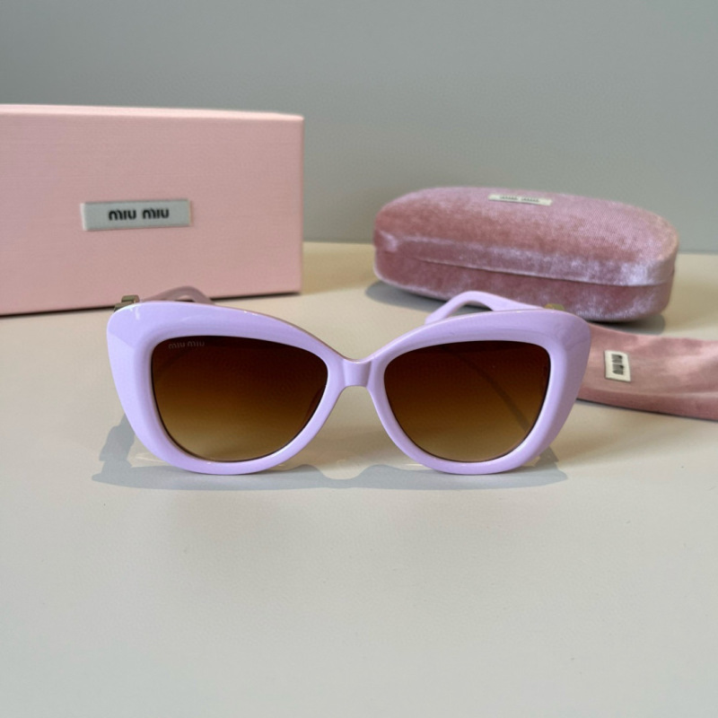 Солнцезащитные очки женские, розовые, декор в виде сердца Miu Miu