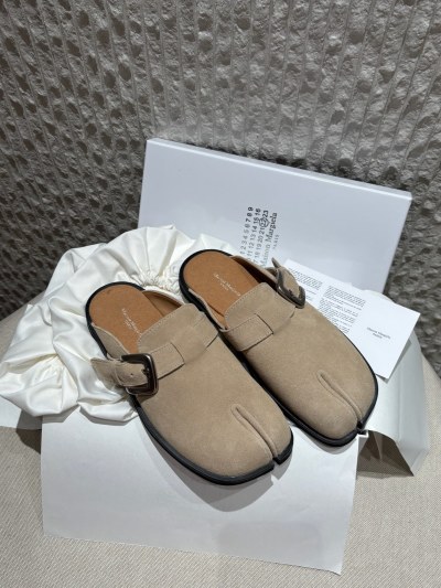 Тапочки Maison Margiela из нубука с разделенным носком и пряжкой