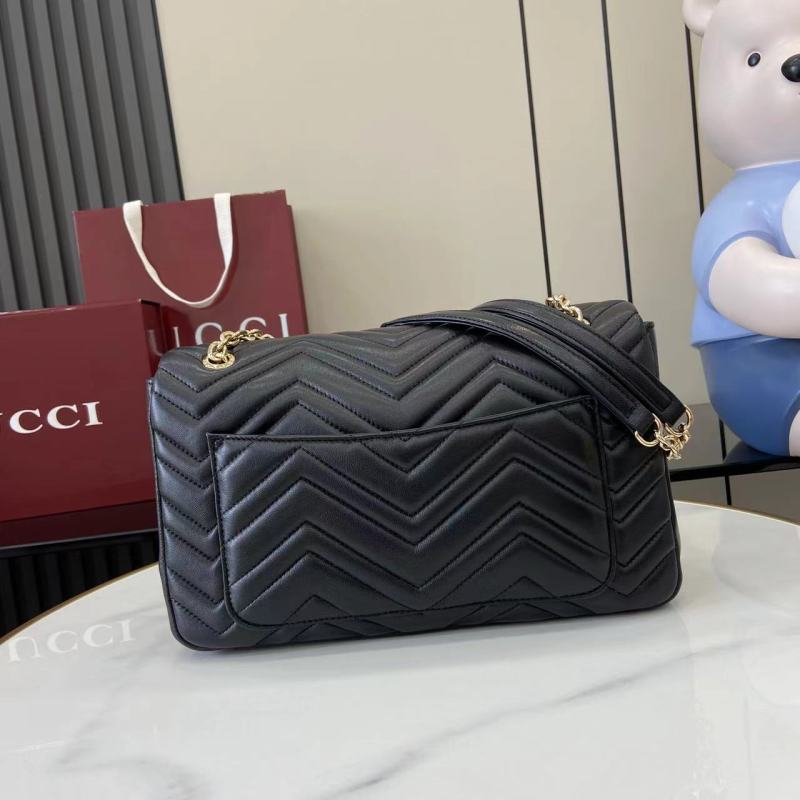 Черная сумка Gucci с золотой фурнитурой