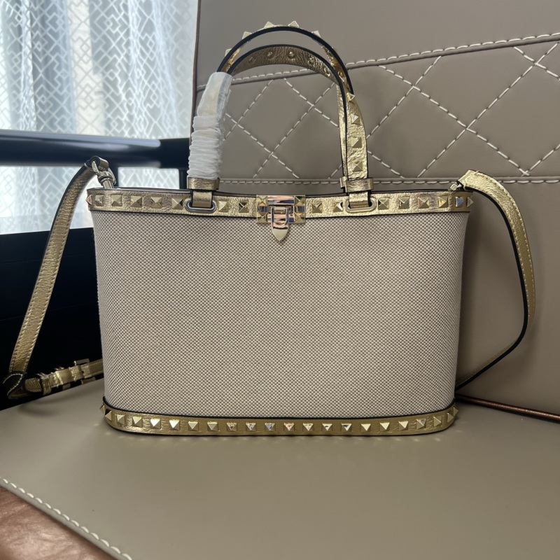 Сумка GARAVANI ROCKSTUD с заклепками Valentino Garavani