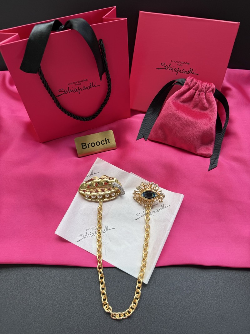 Брошь Schiaparelli в виде губ и глаза