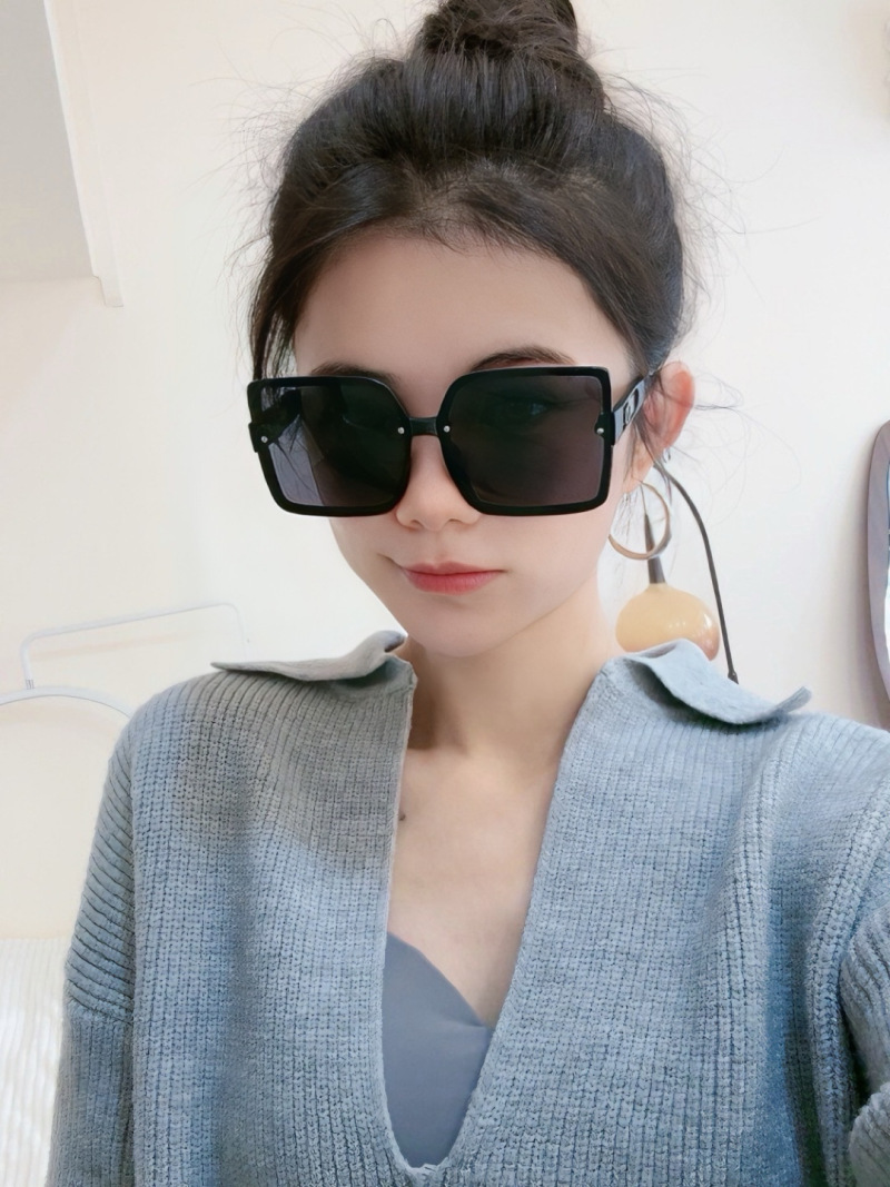 Солнцезащитные очки Dior CD2727