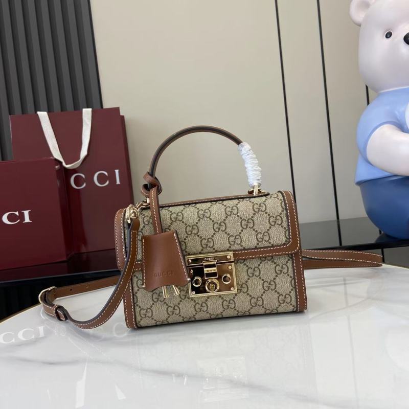 Сумка Gucci с монограммой и замком