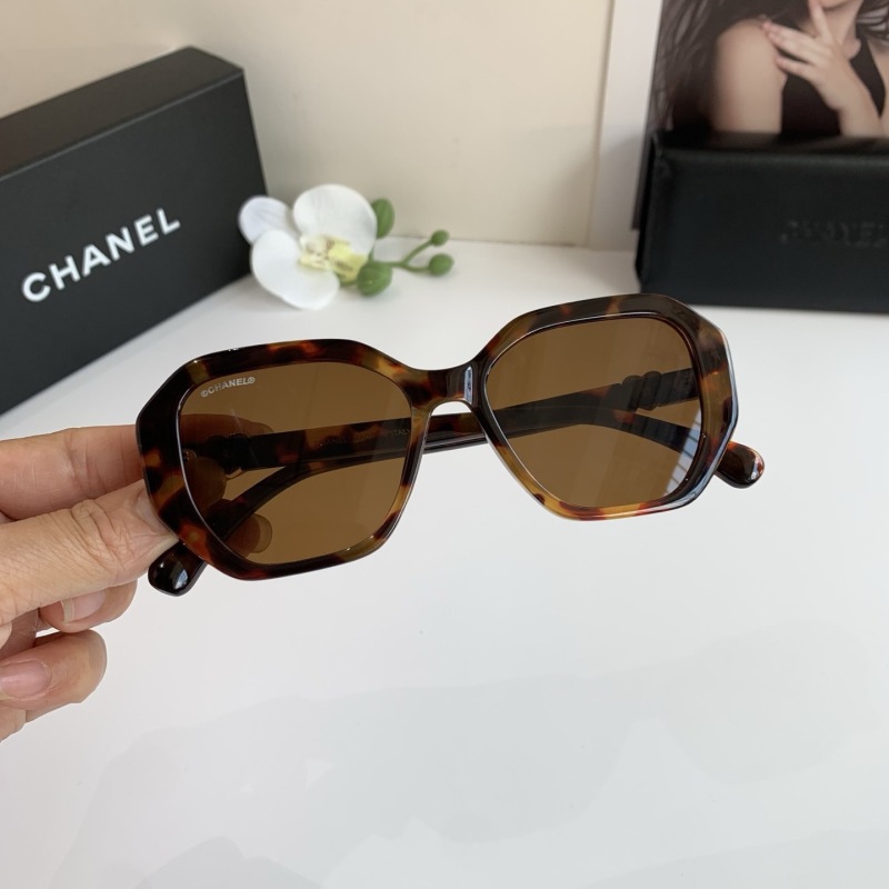 Солнечные очки Chanel в оправе под черепаху