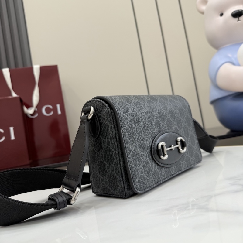 Сумка Gucci с принтом GG и фурнитурой