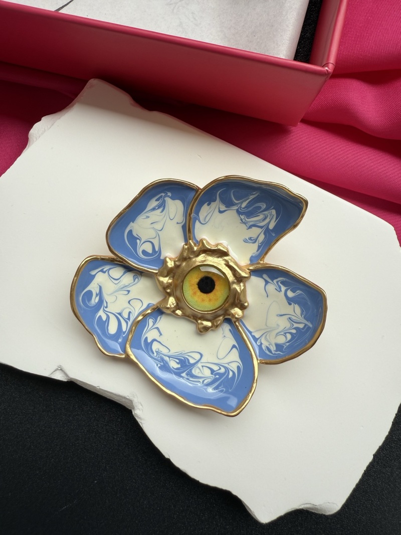 Брошь в виде цветка с глазом Schiaparelli