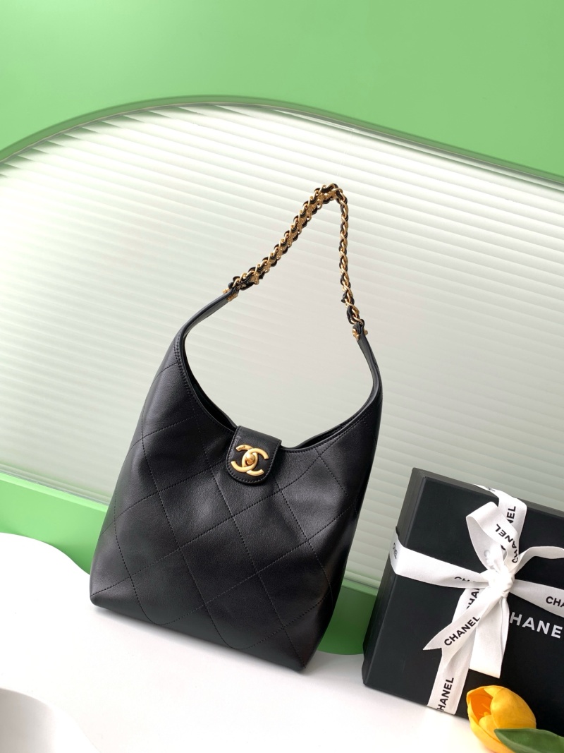 Черная кожаная сумка Chanel Hobo с золотой фурнитурой